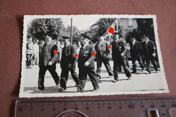 altes Foto - Veteranen mit HK-Fahne